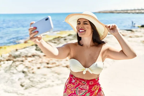 Young Beautiful Hispanic Woman Tourist Smiling Confident Make Slefie Smartphone — Stok fotoğraf