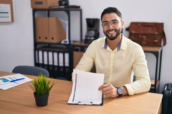 Fiatal Arab Férfi Üzletember Írásban Dokumentum Dolgozik Irodában — Stock Fotó