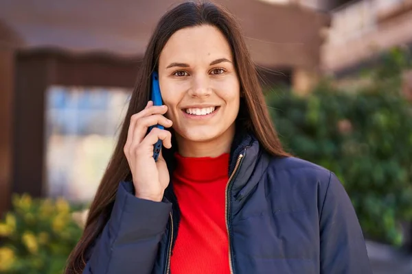 Joven Hermosa Mujer Hispana Sonriendo Confiada Hablando Teléfono Inteligente Calle —  Fotos de Stock