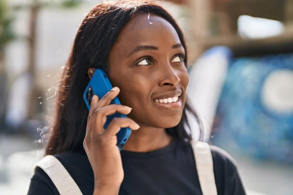 Jovem Afro Americana Sorrindo Confiante Falando Smartphone Rua — Fotografia de Stock