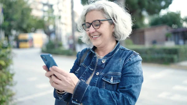 Middle Age Woman Grey Hair Using Smartphone Park — Fotografia de Stock