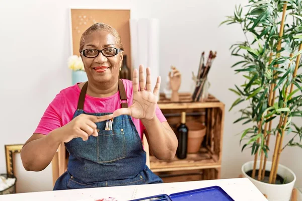 Senior African American Woman Communicating Deaf Language Art Studio — Stock Photo, Image