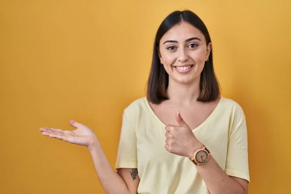 Latino Meisje Dragen Casual Shirt Gele Achtergrond Tonen Palm Hand — Stockfoto