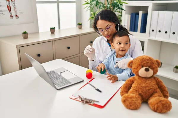 Mother Son Pediatrician Patient Auscultating Chest Clinic — Stockfoto