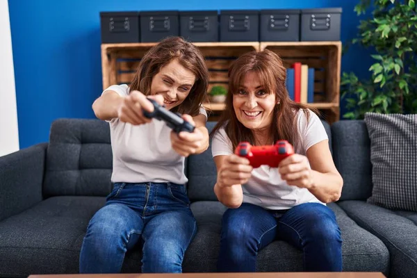 Two Women Mother Daughter Playing Video Game Sitting Sofa Home — ストック写真