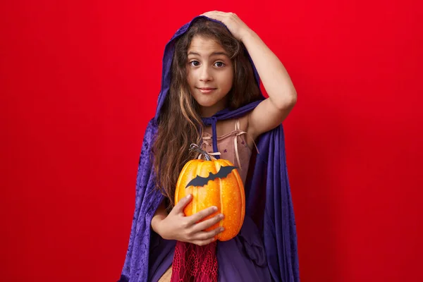 Malá Hispánka Kostýmu Čarodějnice Vystresovaná Frustrovaná Rukou Hlavě Překvapená Rozzlobená — Stock fotografie