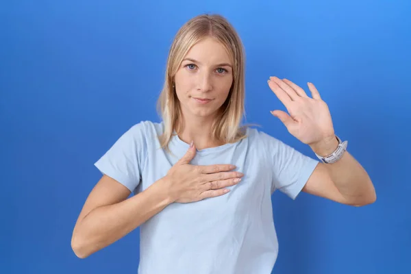 Młoda Kaukaska Kobieta Ubrana Luźny Niebieski Shirt Przeklinając Ręką Piersi — Zdjęcie stockowe