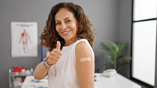 Middle Age Hispanic Woman Doing Gesture Standing Band Aid Arm — ストック写真