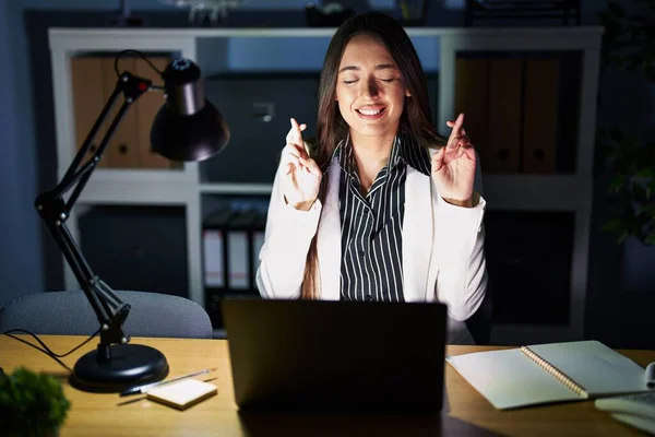 Mujer Morena Joven Que Trabaja Oficina Por Noche Con Dedo —  Fotos de Stock