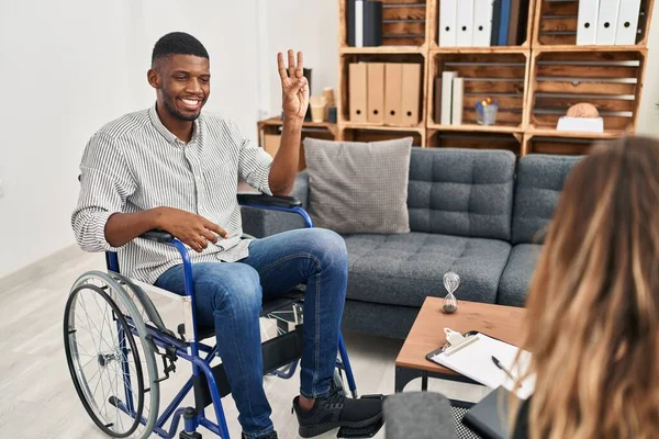 Tekerlekli Sandalyede Oturan Afrikalı Amerikalı Adam Kendini Beğenmiş Mutlu Bir — Stok fotoğraf