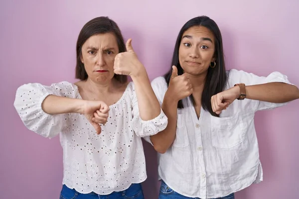 西班牙裔母亲和女儿一起做大拇指上下翻动 意见不一 意见一致的表情 疯狂的冲突 — 图库照片