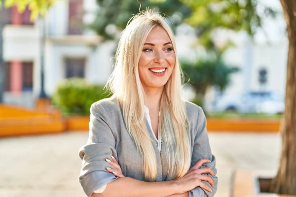 Junge Blonde Frau Lächelt Selbstbewusst Park — Stockfoto