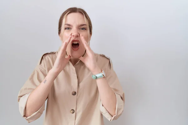 Kafkasyalı Bir Kadın Gündelik Tişört Giyiyor Elleri Ağzında Bağırıyor — Stok fotoğraf