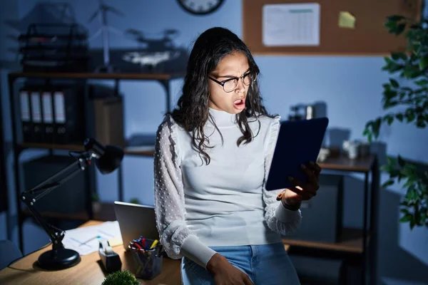Mujer Brasileña Joven Usando Touchpad Noche Trabajando Oficina Cara Choque — Foto de Stock