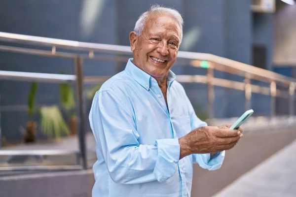 Senior Hombre Pelo Gris Sonriendo Confiado Usando Teléfono Inteligente Calle —  Fotos de Stock