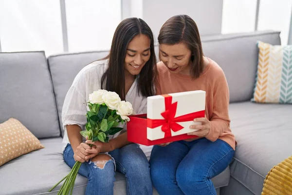Two Women Mother Daughter Holding Flowers Unpacking Gift Home — Stock Photo, Image