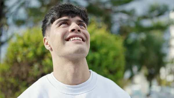 Νεαρός Ισπανός Χαμογελάει Αυτοπεποίθηση Κοιτώντας Τον Ουρανό Στο Πάρκο — Φωτογραφία Αρχείου