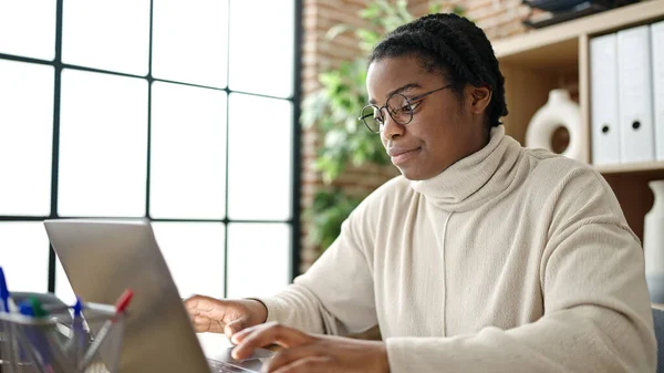 Afričanky Americká Žena Obchodní Pracovník Pomocí Notebooku Pracuje Kanceláři — Stock fotografie