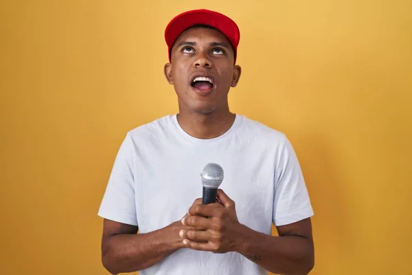 Jeune Homme Hispanique Chantant Chanson Aide Microphone Colère Fou Hurlant — Photo
