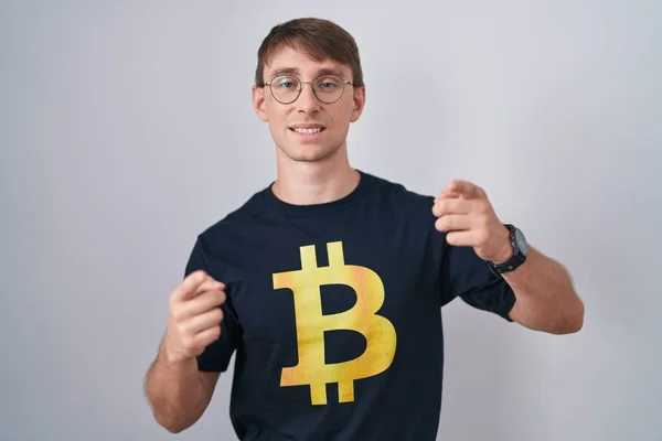 Bitcoin Tişörtlü Beyaz Sarışın Adam Kamerayı Mutlu Komik Yüzüyle Işaret — Stok fotoğraf