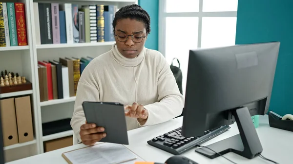 Αφρο Αμερικανίδα Φοιτήτρια Χρησιμοποιώντας Touchpad Σπουδές Στο Πανεπιστήμιο Βιβλιοθήκη — Φωτογραφία Αρχείου