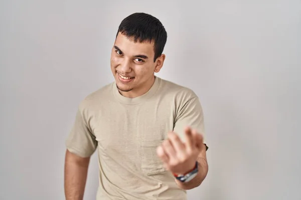 Mladý Arabský Muž Ležérní Tričko Vábící Sem Gesto Rukou Zvoucí — Stock fotografie