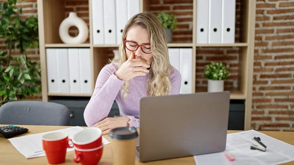 Young Blonde Woman Business Worker Tired Working Office — 图库照片
