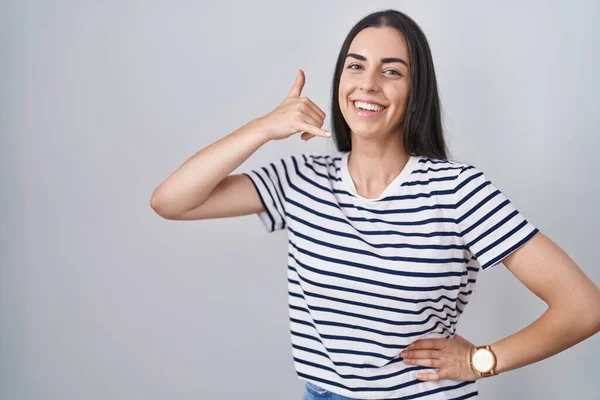 Junge Brünette Frau Gestreiftem Shirt Lächelt Und Macht Handygesten Mit — Stockfoto