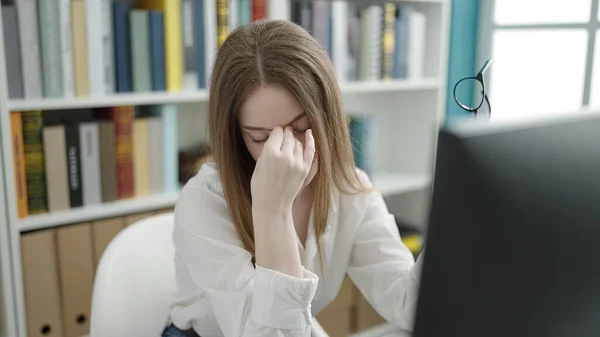 在大学课堂上使用电脑的金发女学生压力很大 — 图库照片