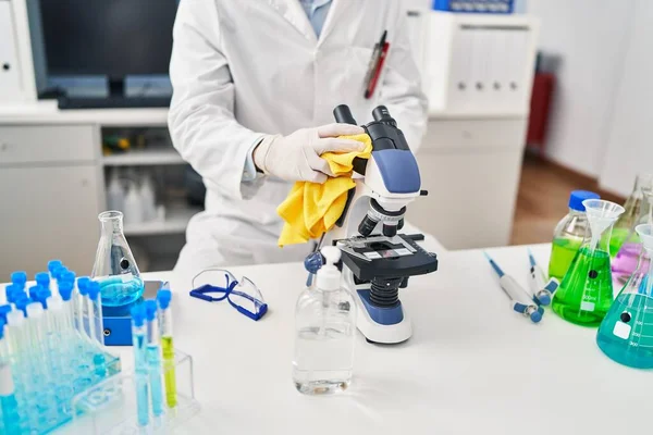 Jovem Cientista Hispânico Limpando Microscópio Laboratório — Fotografia de Stock
