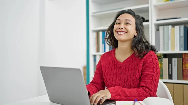 Junge Schöne Hispanische Studentin Mit Laptop Lächelnd Der Bibliothek Universität — Stockfoto