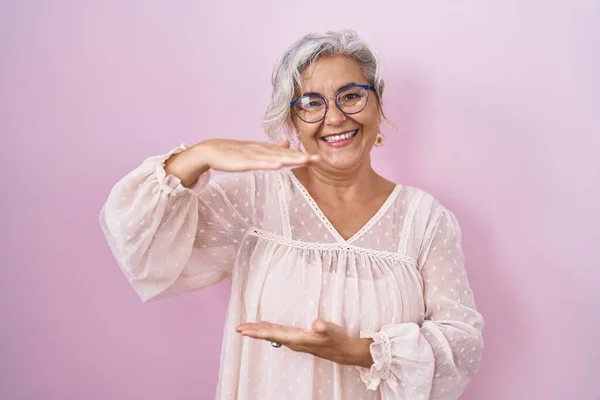 Middle Age Woman Grey Hair Standing Pink Background Gesturing Hands — Stock Photo, Image
