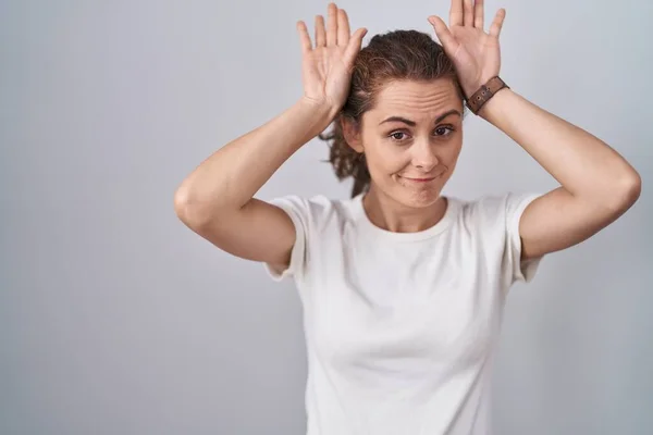 Beautiful Brunette Woman Standing Isolated Background Doing Bunny Ears Gesture — Stock Photo, Image