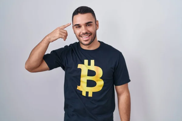 Joven Hombre Hispano Vistiendo Camiseta Bitcoin Sonriendo Apuntando Cabeza Con —  Fotos de Stock