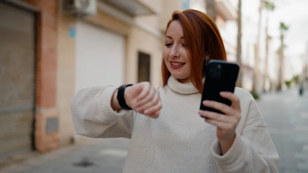 Genç Kızıl Saçlı Kadın Akıllı Telefon Kullanıyor Sokağa Bakıyor — Stok fotoğraf