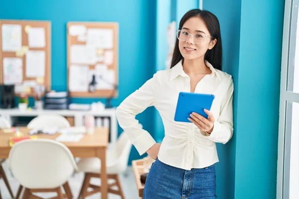 若い中国人女性ビジネスワーカー笑顔自信を持って使用してタッチパッドでオフィス — ストック写真