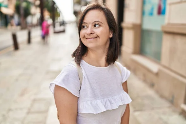 Syndrom Žena Usmívá Sebevědomě Stojí Ulici — Stock fotografie