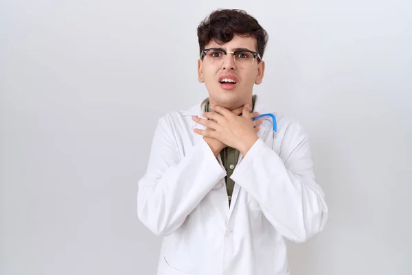 Młody Człowiek Mundurze Doktora Stetoskopie Krzyczący Duszący Się Powodu Bolesnego — Zdjęcie stockowe