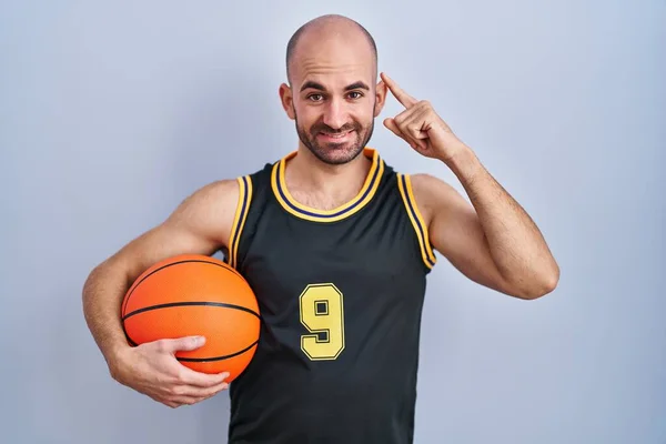 Pemuda Botak Dengan Jenggot Mengenakan Seragam Basket Memegang Bola Tersenyum — Stok Foto