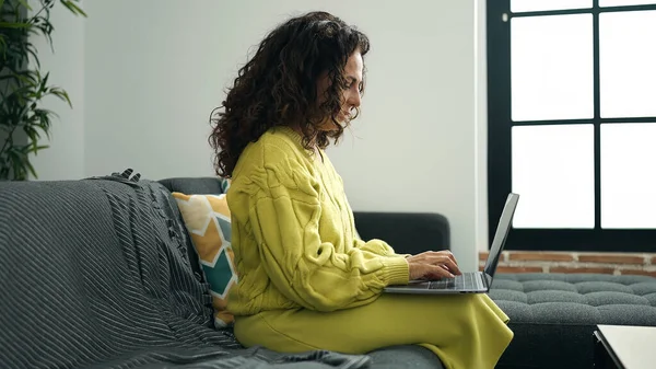 Mulher Hispânica Meia Idade Usando Laptop Sentado Sofá Casa — Fotografia de Stock