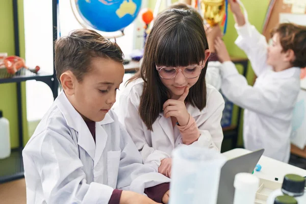 Grupo Crianças Cientistas Estudantes Usando Laptop Sala Aula Laboratório — Fotografia de Stock