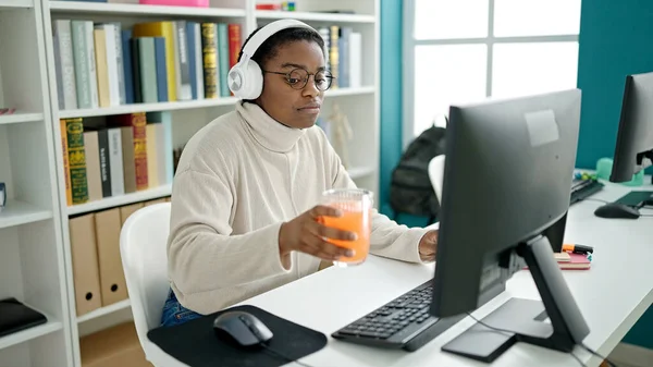 Afrykańska Amerykańska Studentka Używająca Komputera Słuchawek Pijąca Sok Pomarańczowy Uniwersytecie — Zdjęcie stockowe