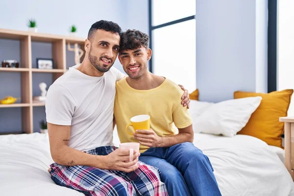 Två Man Par Dricka Kaffe Sitter Sängen Sovrummet — Stockfoto