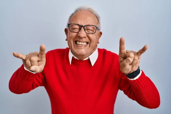 Uomo Anziano Con Capelli Grigi Piedi Sfondo Isolato Gridando Con — Foto Stock