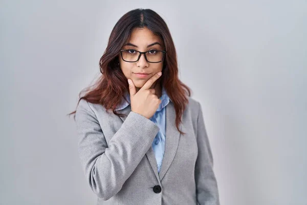 Mulher Negócios Jovem Hispânica Usando Óculos Olhando Confiante Para Câmera — Fotografia de Stock