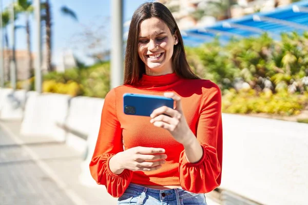 Jovem Bela Mulher Hispânica Sorrindo Confiante Assistindo Vídeo Smartphone Parque — Fotografia de Stock