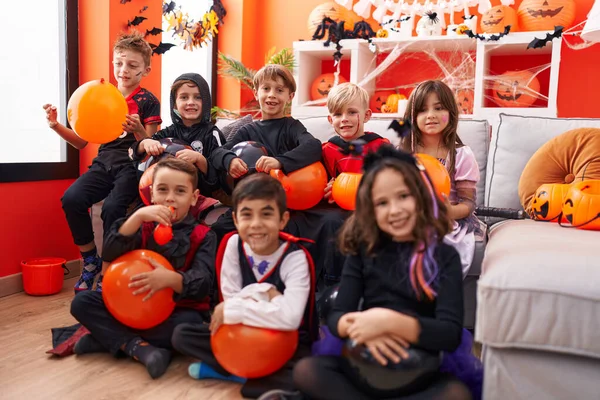 Skupina Dětí Halloween Kostýmu Drží Balónky Doma — Stock fotografie