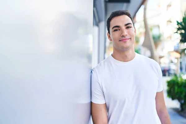 Jonge Spaanse Man Glimlacht Vol Vertrouwen Straat — Stockfoto