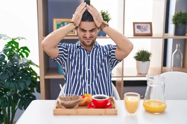 Spaanse Man Met Lang Haar Tafel Ontbijten Met Hoofdpijn Wanhopig — Stockfoto