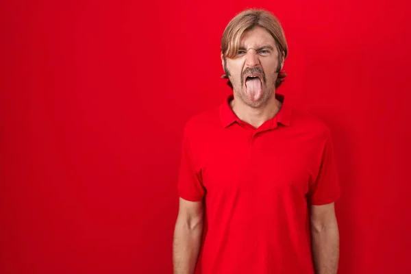 Homme Caucasien Avec Moustache Debout Sur Fond Rouge Langue Collante — Photo